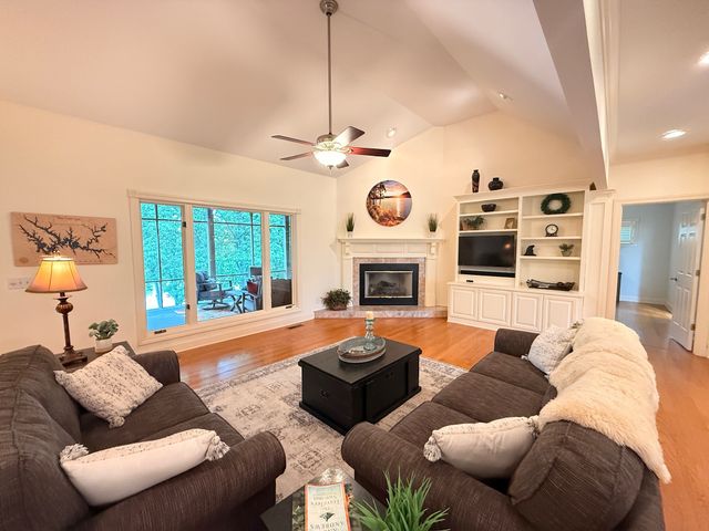 353 Waters Edge Dr, Estill Springs, TN 37330
