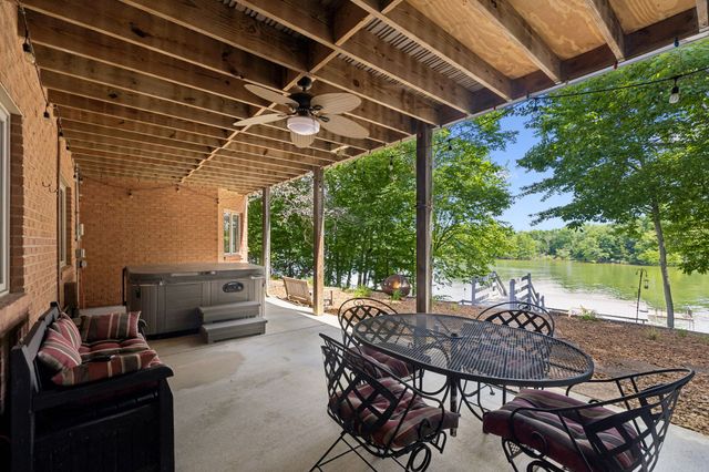 353 Waters Edge Dr, Estill Springs, TN 37330