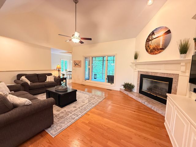 353 Waters Edge Dr, Estill Springs, TN 37330