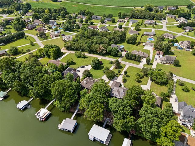 353 Waters Edge Dr, Estill Springs, TN 37330