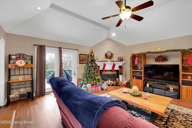 1928 Prestwick Dr, La Grange, KY 40031