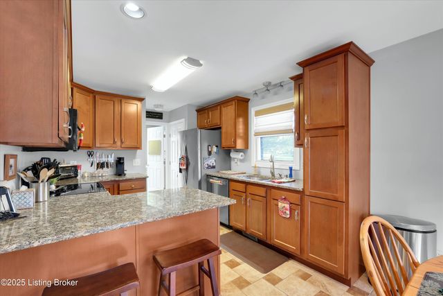 1928 Prestwick Dr, La Grange, KY 40031