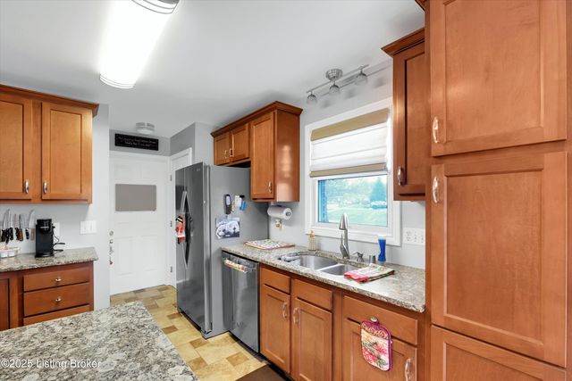 1928 Prestwick Dr, La Grange, KY 40031