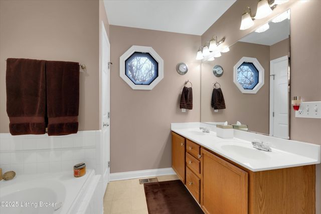 1928 Prestwick Dr, La Grange, KY 40031