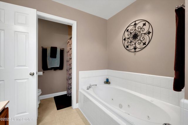 1928 Prestwick Dr, La Grange, KY 40031