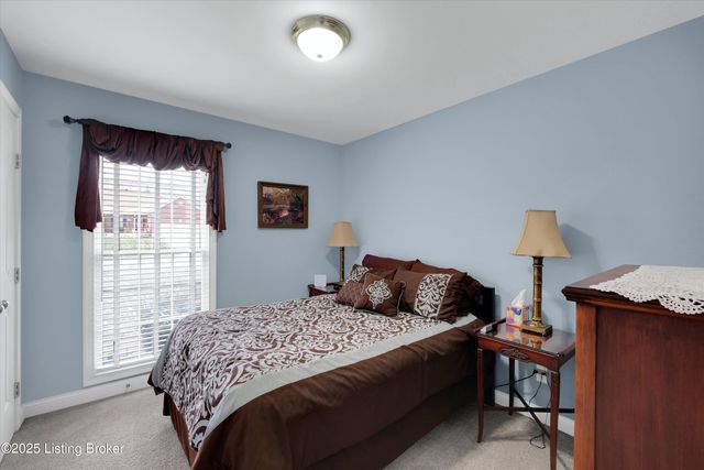 1928 Prestwick Dr, La Grange, KY 40031