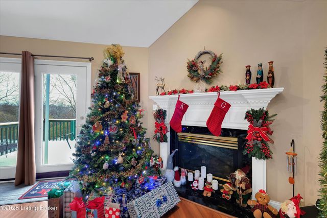 1928 Prestwick Dr, La Grange, KY 40031