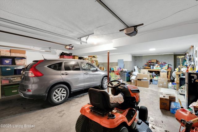 1928 Prestwick Dr, La Grange, KY 40031