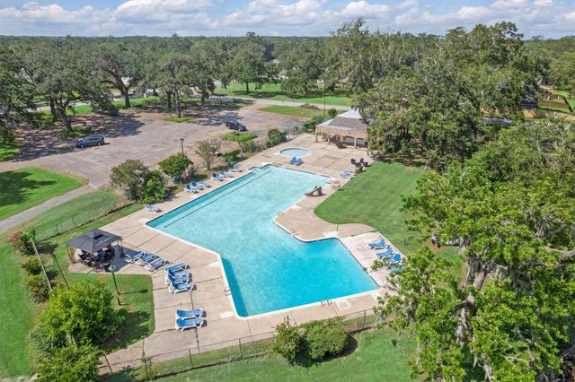 404 S Amherst Drive, West Columbia, TX 77486