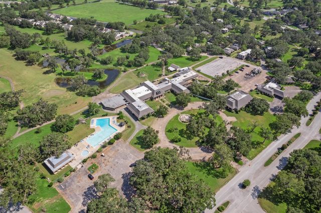 404 S Amherst Drive, West Columbia, TX 77486