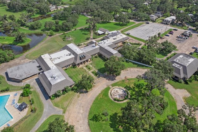 404 S Amherst Drive, West Columbia, TX 77486