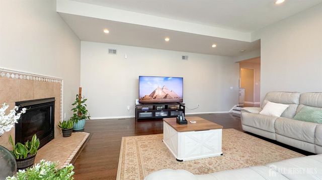 13 Lucille Court, Edison, NJ 08820