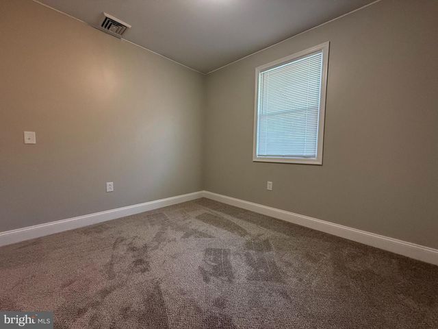 11 BARBERRY LN, Levittown, PA 19054