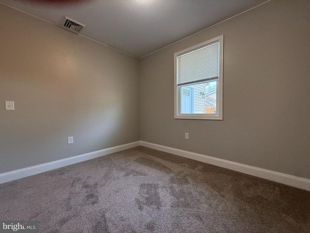 11 BARBERRY LN, Levittown, PA 19054