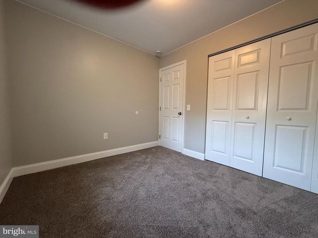 11 BARBERRY LN, Levittown, PA 19054