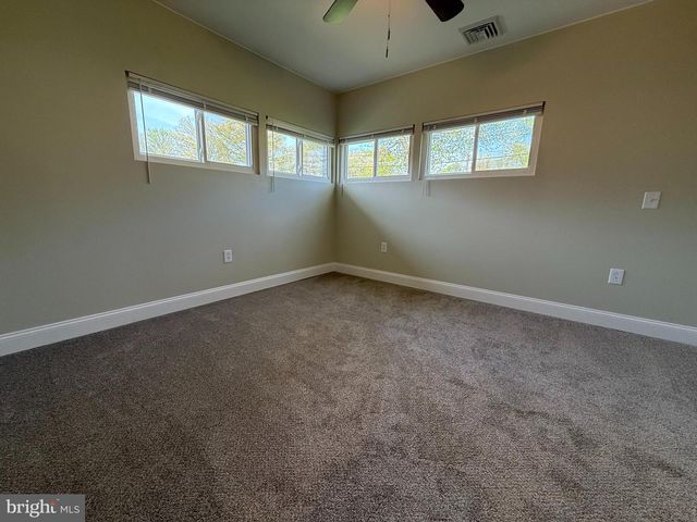 11 BARBERRY LN, Levittown, PA 19054