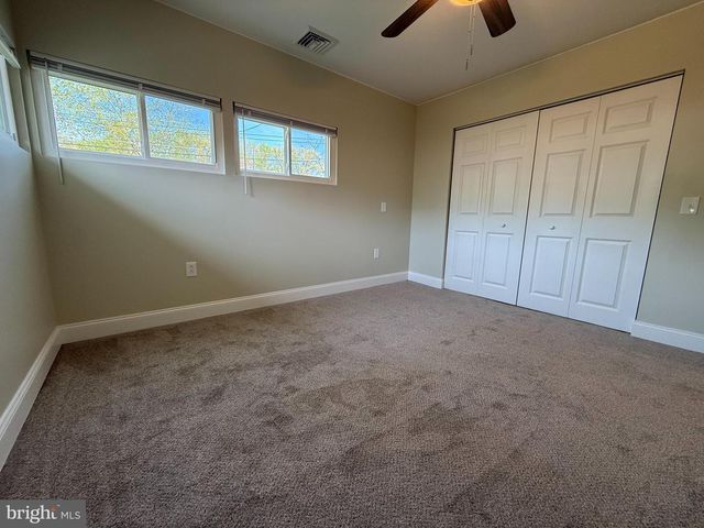 11 BARBERRY LN, Levittown, PA 19054