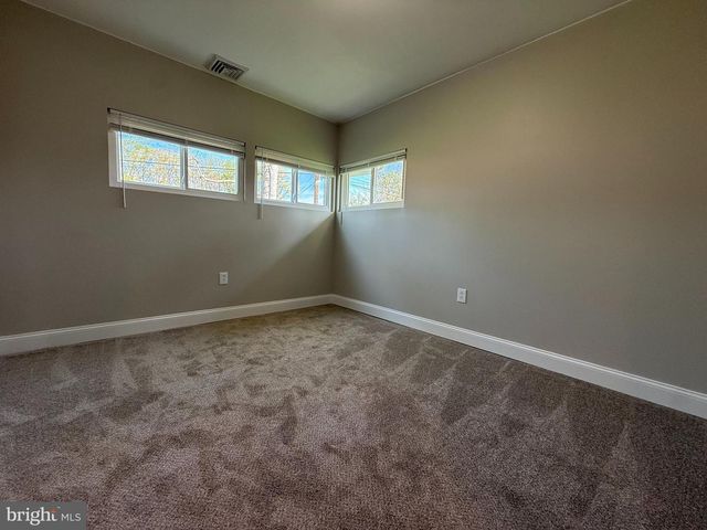 11 BARBERRY LN, Levittown, PA 19054