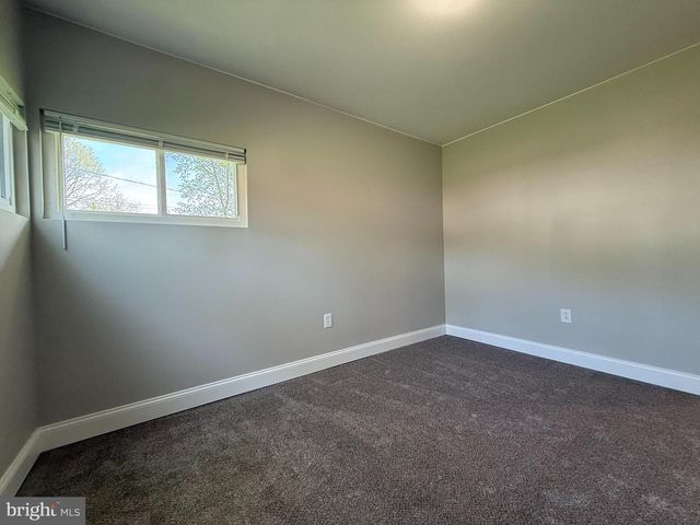 11 BARBERRY LN, Levittown, PA 19054