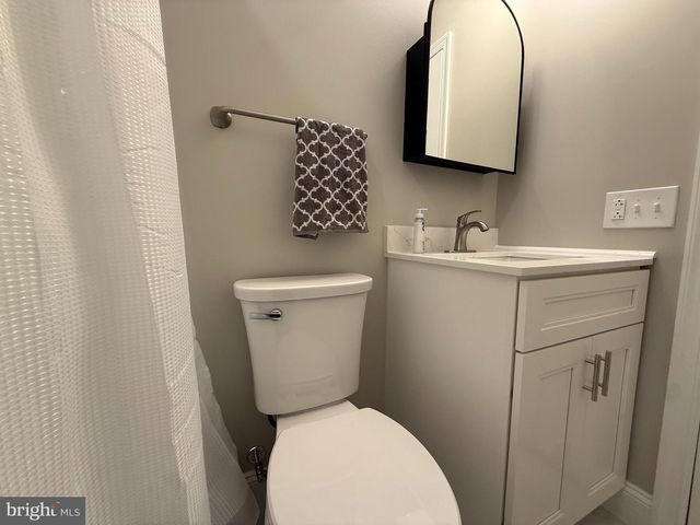 11 BARBERRY LN, Levittown, PA 19054