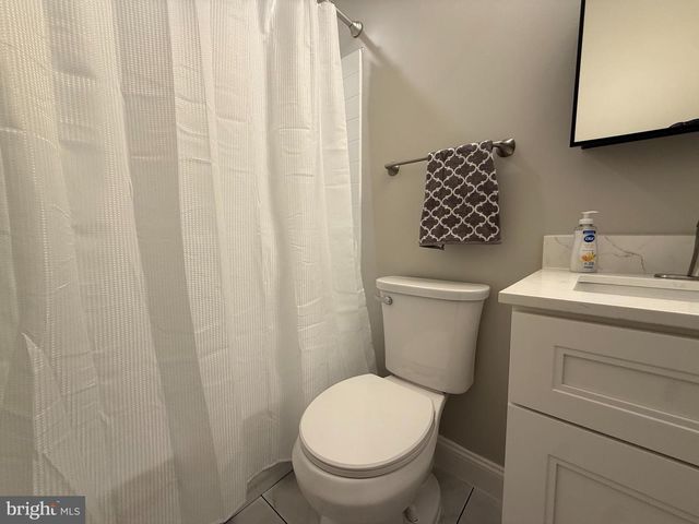 11 BARBERRY LN, Levittown, PA 19054