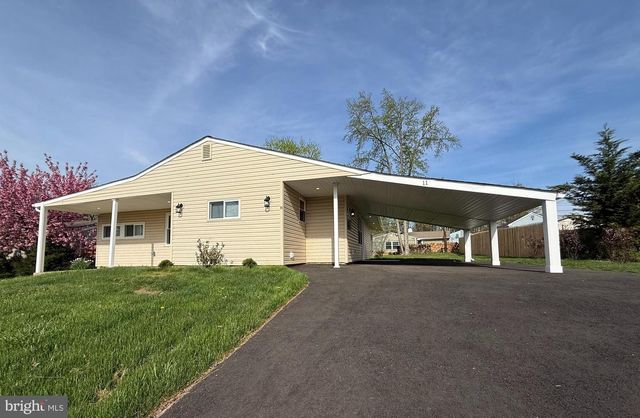 11 BARBERRY LN, Levittown, PA 19054