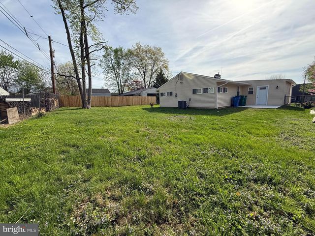 11 BARBERRY LN, Levittown, PA 19054