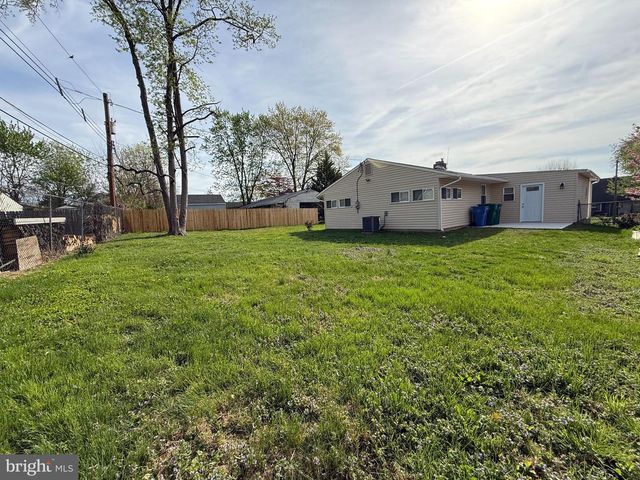 11 BARBERRY LN, Levittown, PA 19054