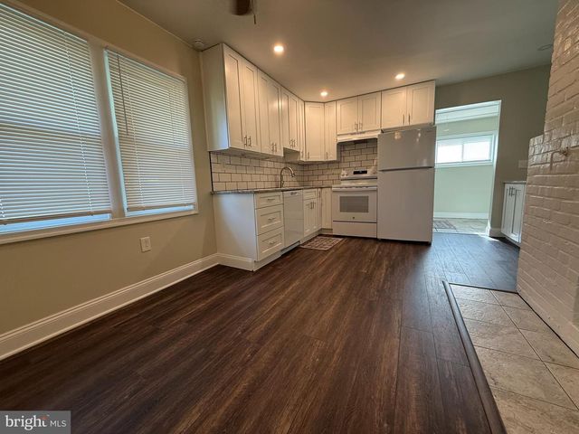 11 BARBERRY LN, Levittown, PA 19054