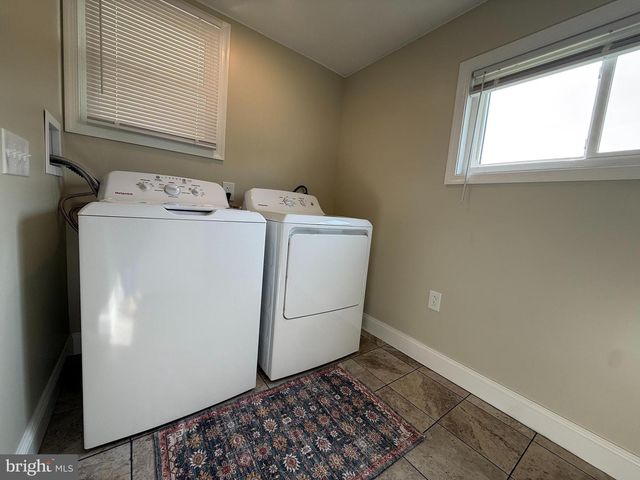 11 BARBERRY LN, Levittown, PA 19054