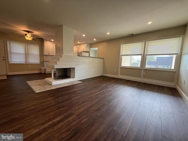 11 BARBERRY LN, Levittown, PA 19054