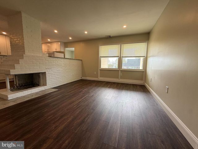 11 BARBERRY LN, Levittown, PA 19054