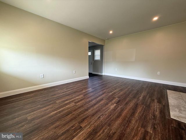 11 BARBERRY LN, Levittown, PA 19054