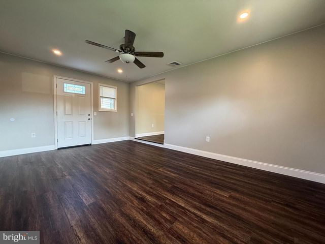 11 BARBERRY LN, Levittown, PA 19054