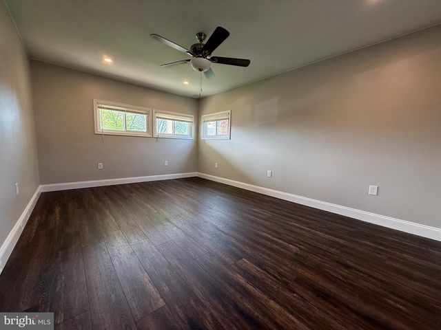 11 BARBERRY LN, Levittown, PA 19054