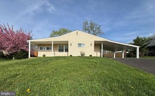 11 BARBERRY LN, Levittown, PA 19054