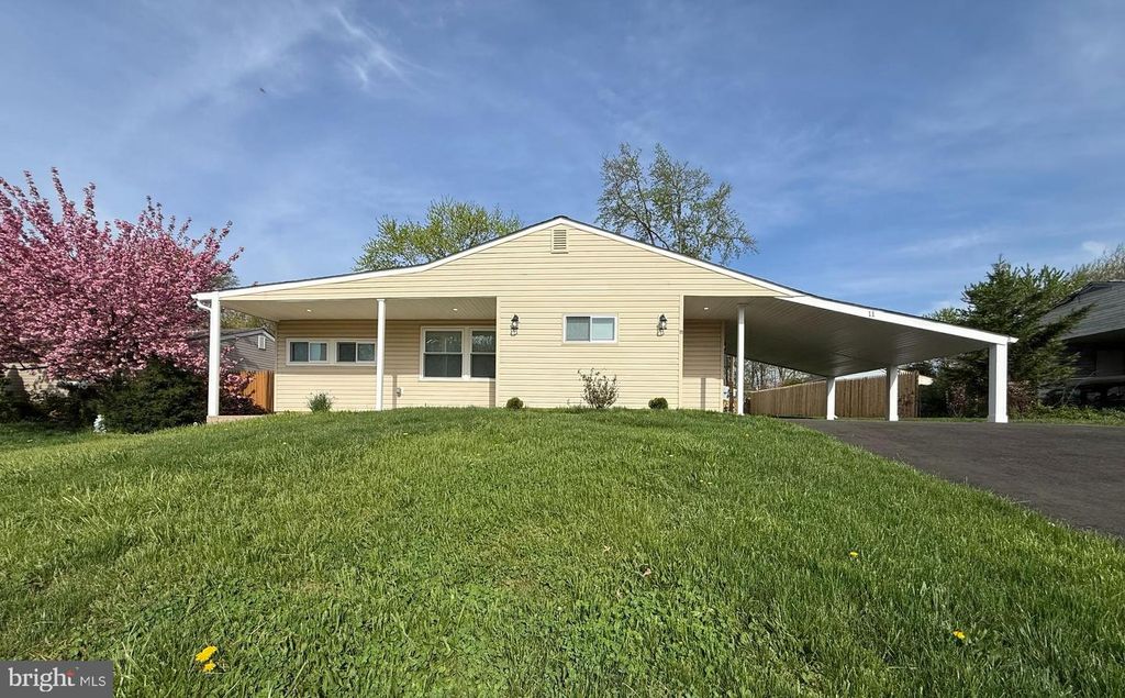 11 BARBERRY LN, Levittown, PA 19054