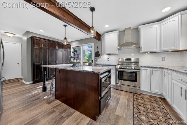 7841 Rampart Trail, Waterford, MI 48327