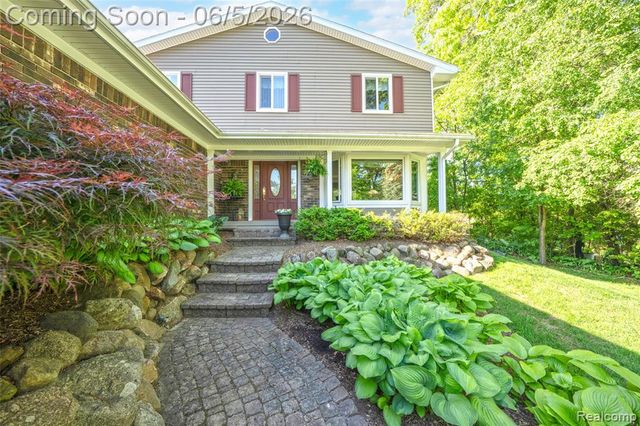 7841 Rampart Trail, Waterford, MI 48327