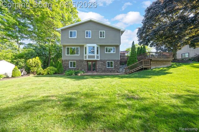 7841 Rampart Trail, Waterford, MI 48327