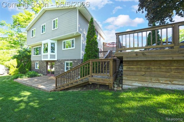 7841 Rampart Trail, Waterford, MI 48327