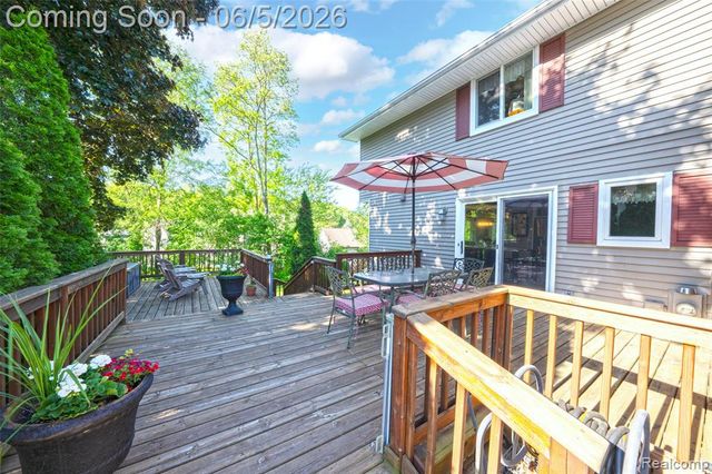 7841 Rampart Trail, Waterford, MI 48327
