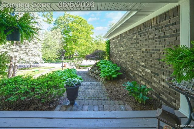 7841 Rampart Trail, Waterford, MI 48327