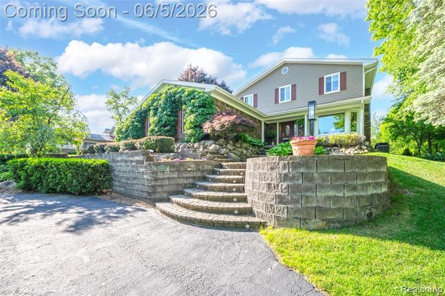 7841 Rampart Trail, Waterford, MI 48327