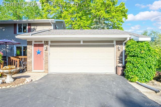 7841 Rampart Trail, Waterford, MI 48327