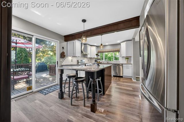 7841 Rampart Trail, Waterford, MI 48327