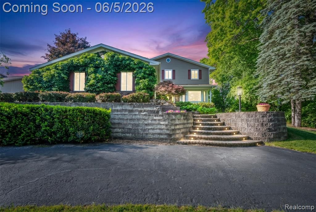 7841 Rampart Trail, Waterford, MI 48327
