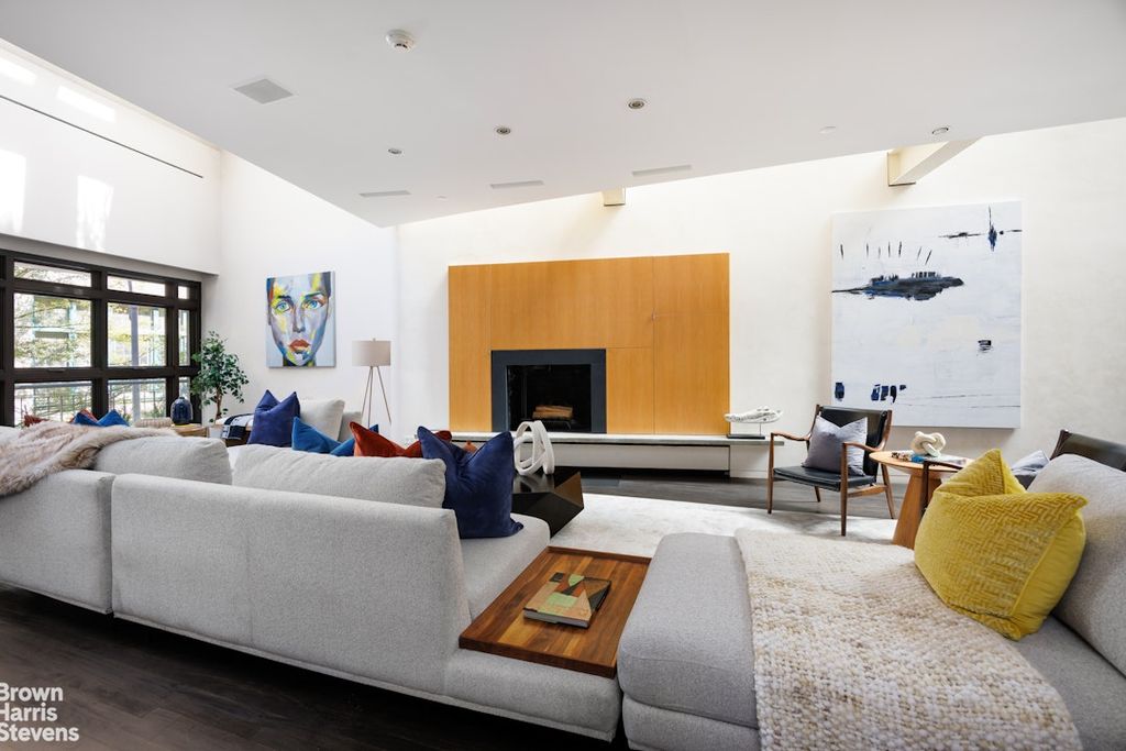 42 DOWNING Street, New York City, NY 10014