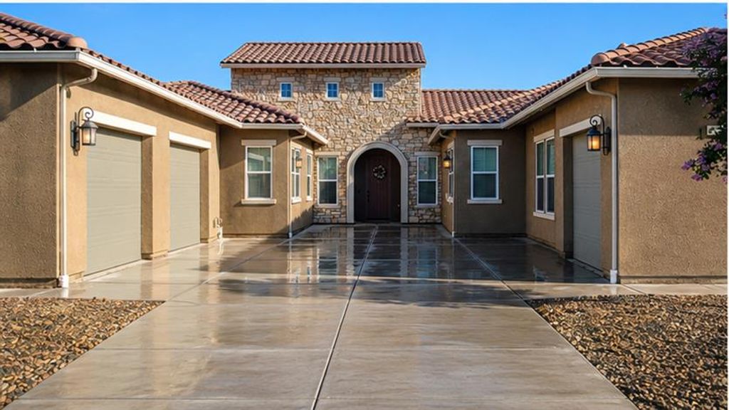 Image 2 of property listing at 3601 Lark Avenue, Visalia, CA 93291