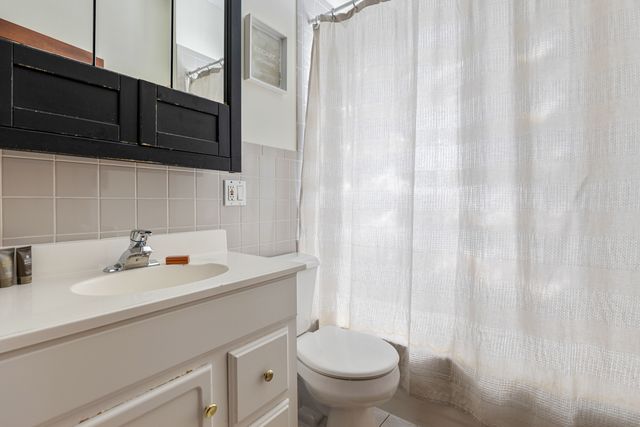 3809 N Kenmore Avenue, Chicago, IL 60613